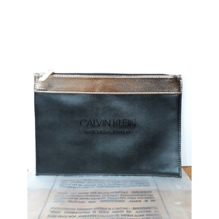 Calvin Klein 全新皮革收納包，售450元。