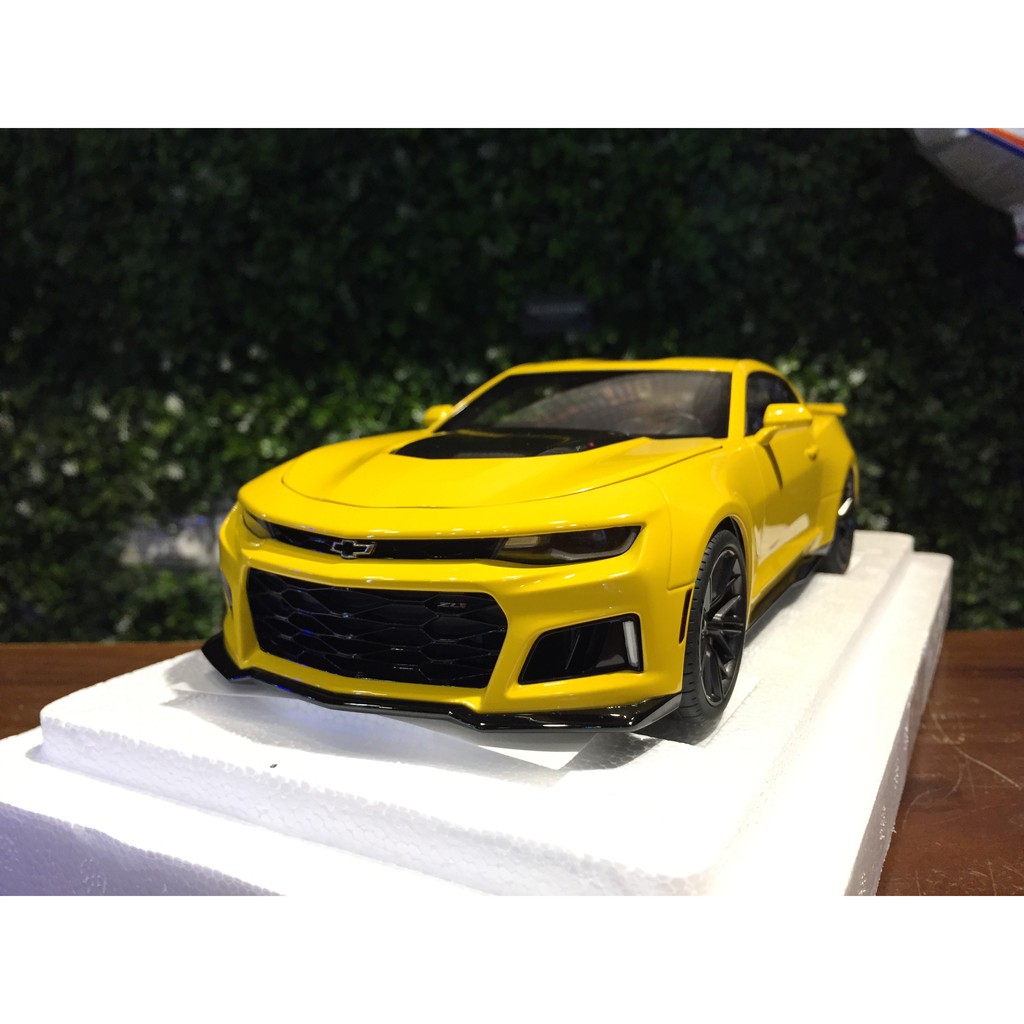 可愛いクリスマスツリーやギフトが！ CAMARO 改造 1/18 ミニカー