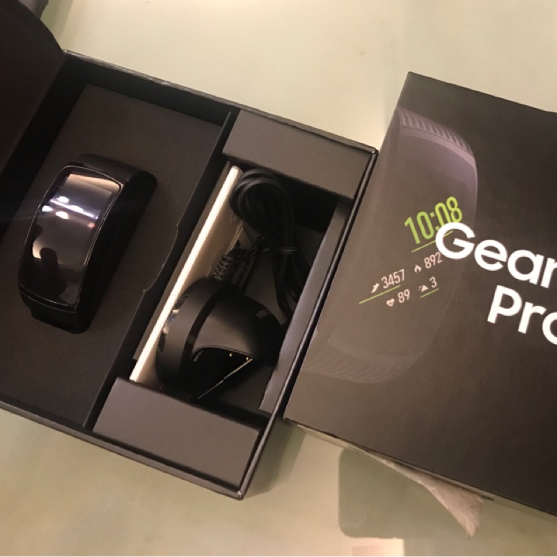 Samsung gear fit 2 Pro GPS 游泳 智慧錶 二手 使用不到一個月 有一點點使用痕跡 玻璃表面沒傷