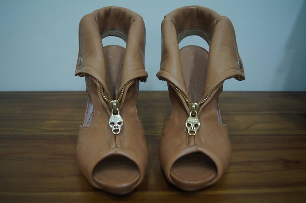 Alexander McQUEEN  駝色金拉鍊開釦高跟鞋    原價  48800     優惠  8600