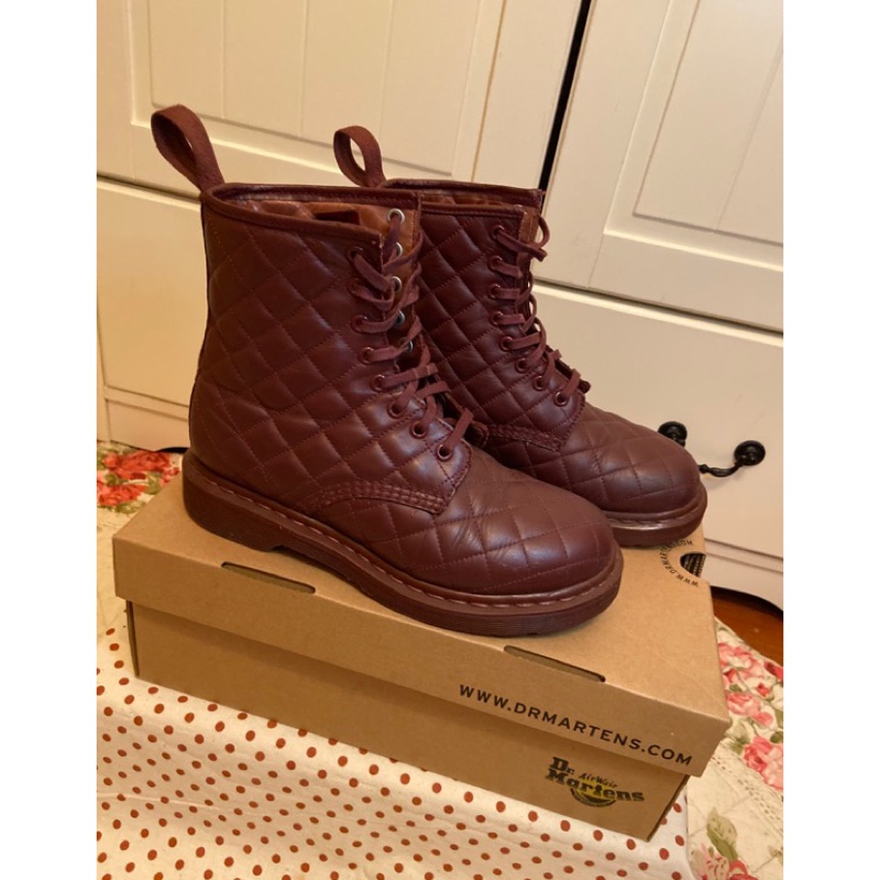 「二手」Dr. Martens 馬汀靴 1460 Coralie 經典八孔靴 香奈兒風 格紋 酒紅色🍒