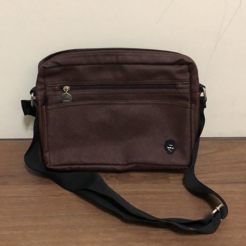 [協尋] 1/1日凌晨秀山公園涼亭遺失咖啡色側背包