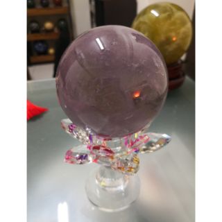 天然紫水晶球附壓克力蓮花座，直徑約8.8cm, 1.5kg。