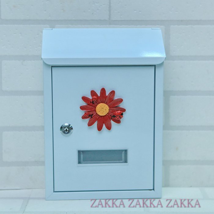 (永美小舖) 信箱 簡約純白紅色波斯菊造型鍛鐵信箱 意見箱 直邊信箱 白色信箱
