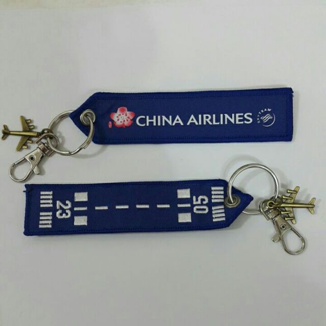 中華航空鑰匙圈吊飾附小飛機，飛行前拆除，「非」刺繡版