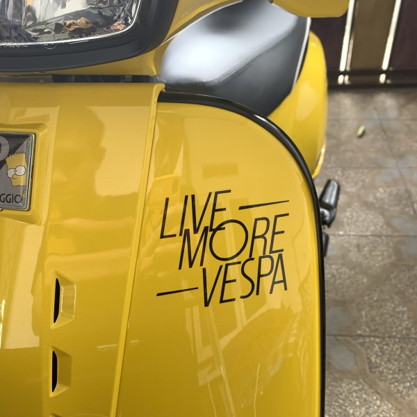 Vespa Live More Vespa 文字貼紙 10cmx8.5cm