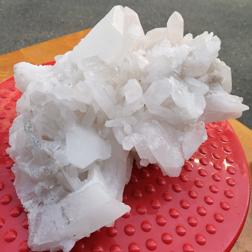 [友克鑫礦業]ac439約1600g白水晶簇 水晶簇 水晶柱 白晶簇 淨化消磁 天然水晶原礦