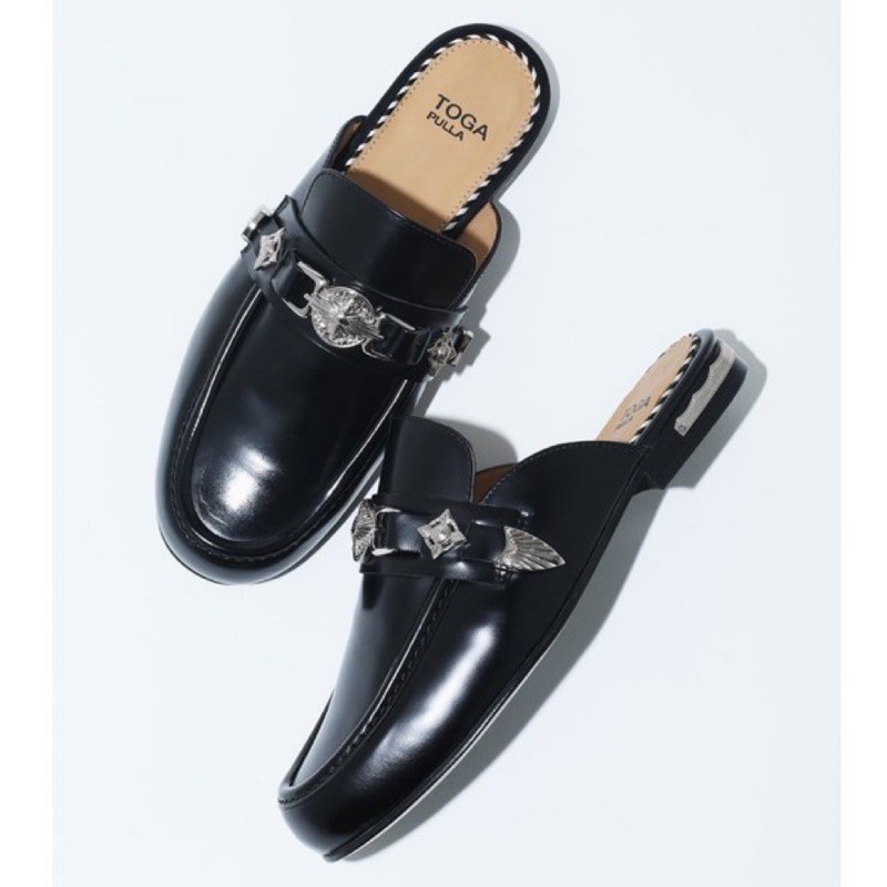 新品】TOGA PULLA metal motif heeled loafer-