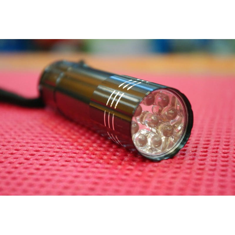 KINYO 9LED高亮度手電筒 LED800 ●鋁合金外殼經久耐用  ●超省電，適合長時間使用  ●LED壽命超長可達