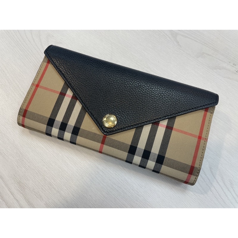 九成新Burberry HALTON VINTAGE 格紋帆布信封設計10卡牛皮扣式長夾 (典藏米x黑)