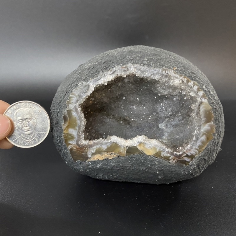 桌上型迷你小晶洞🔆烏拉圭 184號669公克 洞深又下凹 異象圓洞🔮小晶洞 收藏 擺設 白水晶 瑪瑙