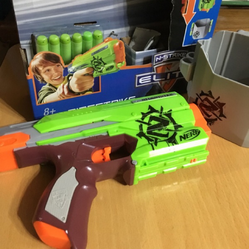 Nerf 殭屍 打擊者側擊衝鋒槍 絕版商品 。