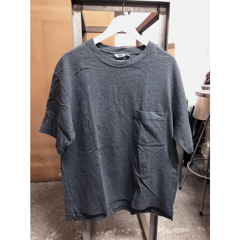 UNIQLO UU潮牌聯名 厚磅口袋TEE SIZE: XL 二手品【個人收藏玩具出清買賣】