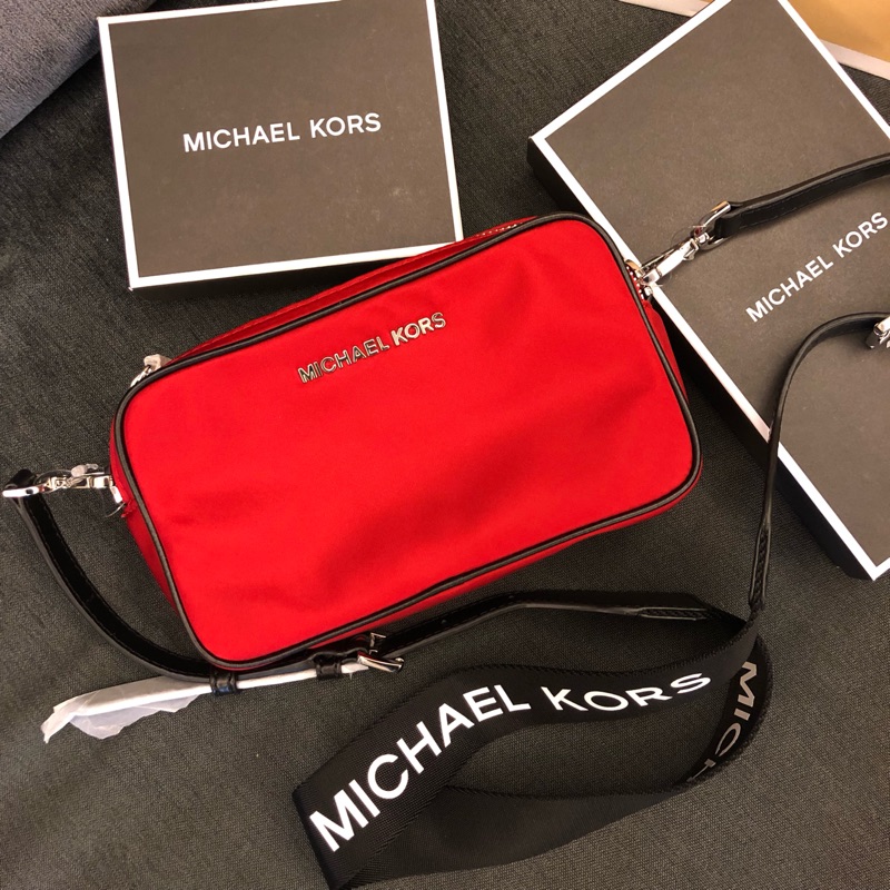MK 方形雙層尼龍粗背帶相機包 經典紅 新款 側背包 相機包 肩背包 現貨 MICHAEL KORS 美國代購