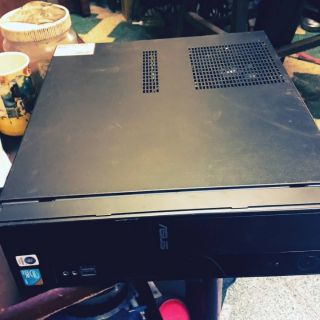 ASUS 直立式 四核Q8300/2G RAM /160G硬碟售一千元