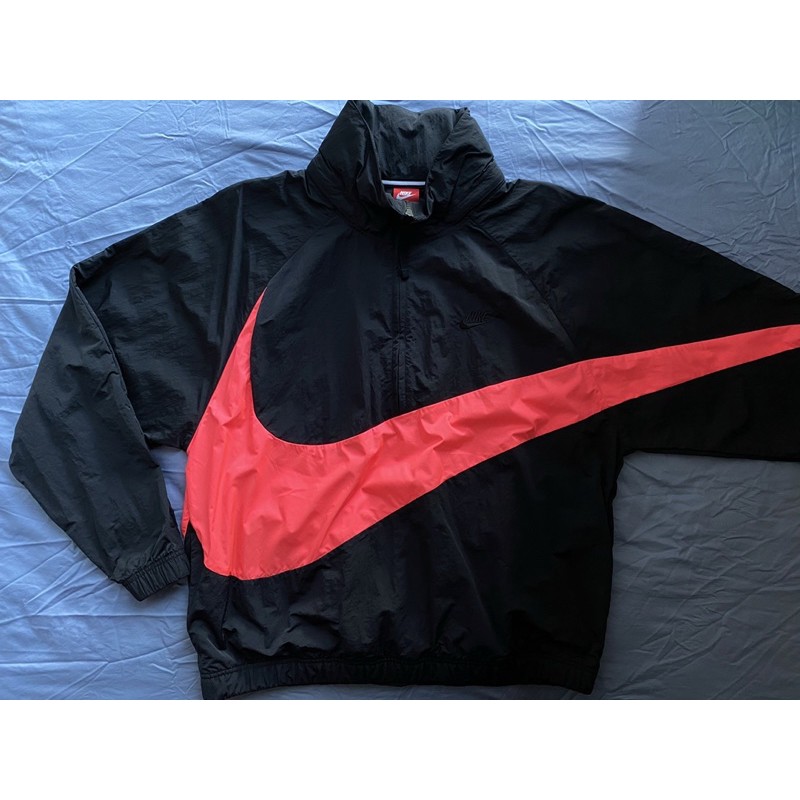 Nike Swoosh 尺寸XL 大勾勾 衝鋒衣 防風 黑色 桃紅  AT4489-016