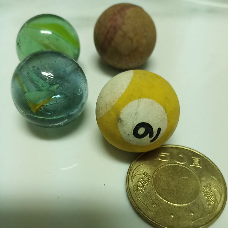 2粒玻璃彈珠加2粒高彈力塑膠球 一共4粒二手