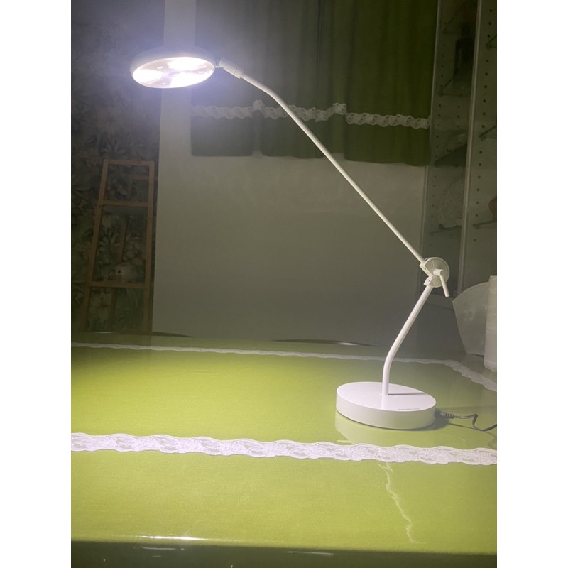 Lumen works 台灣製LED檯燈 補光燈 小夜燈 造型簡潔 身可折頭可彎 為要求而設計 市價：1290