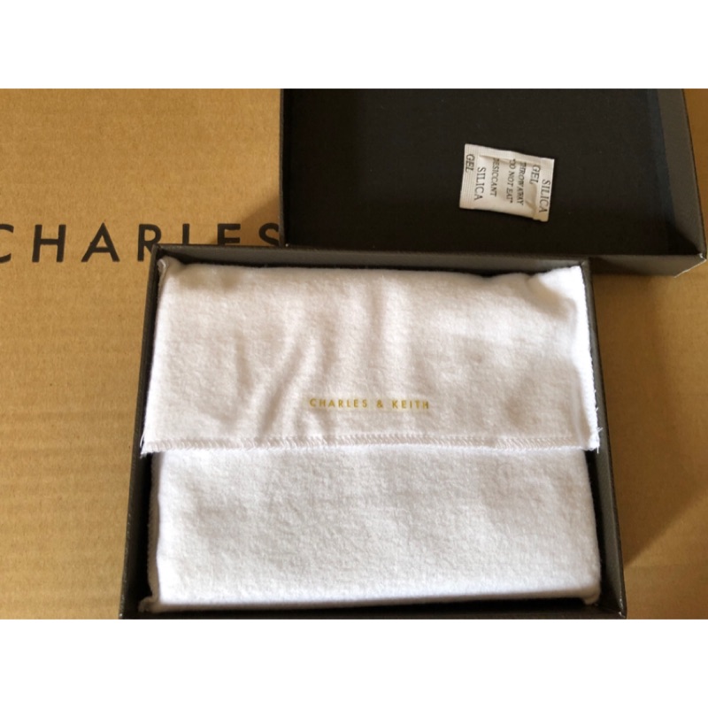 ✨全新 Charles &amp; Keith 銀色護照套 ✈️ 護照夾 小CK