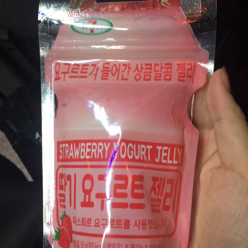 韓國7-11 新口味～草莓養樂多軟糖