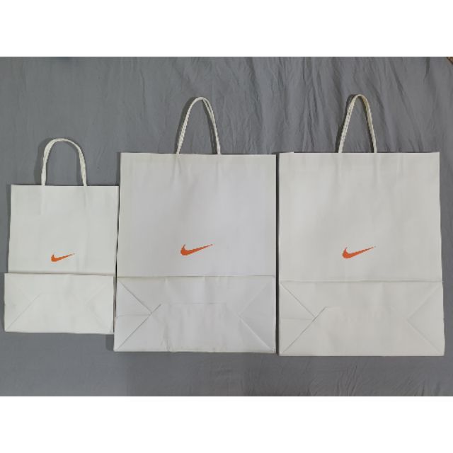 Nike 品牌紙袋 白色  小型S 中型M 大型L    (中型M可放入一個鞋盒)   (大型L可直立放入2個鞋盒)