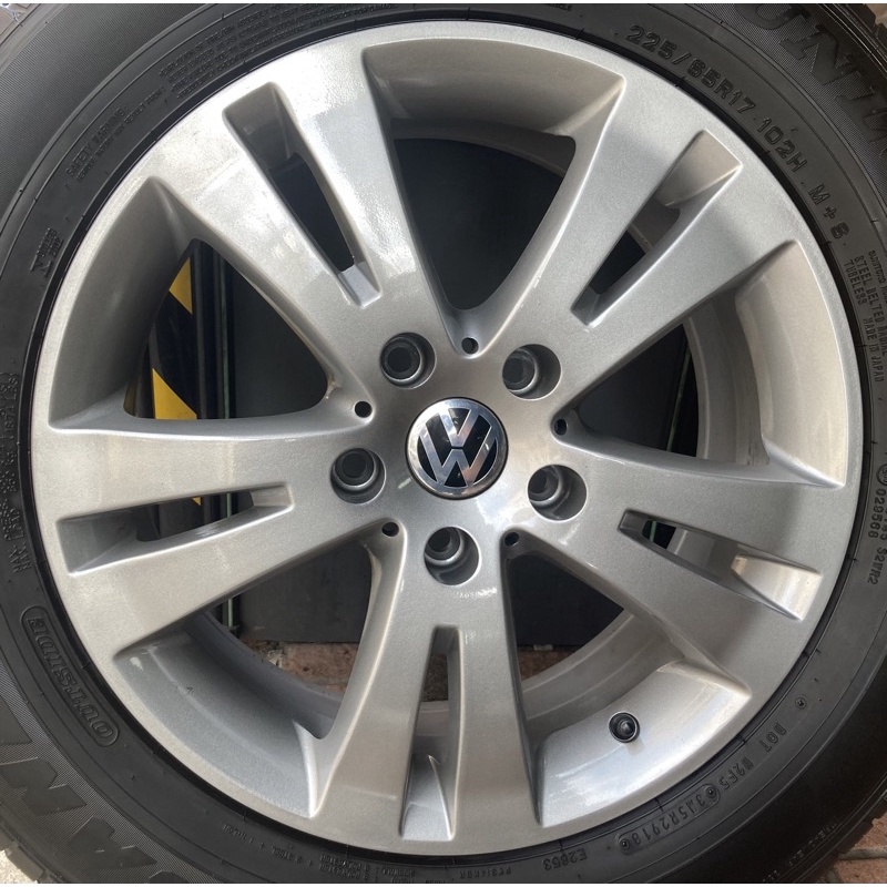 中古 福斯 17吋鋁圈含胎 VW T5 T6 一組四個含胎16800元 ，五孔120 7j et45 無刮傷