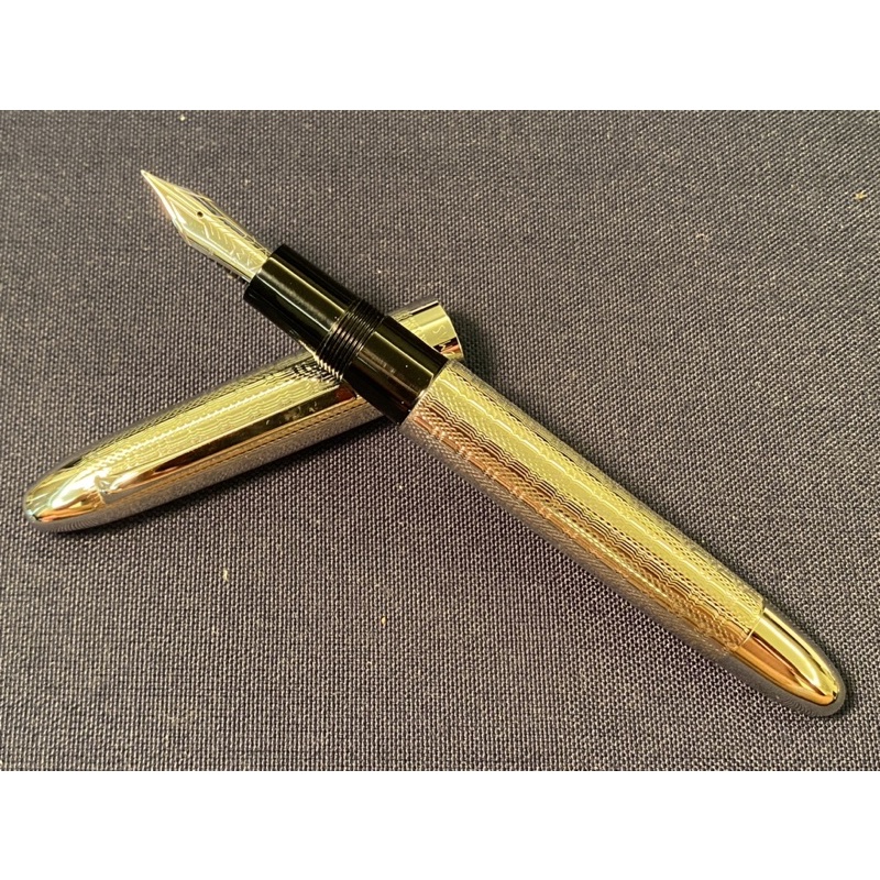 超稀有Omas Ogiva S2001 全純銀Guilloche花紋鋼筆，2001推出的頂級款，18K白金尖，全新未使用