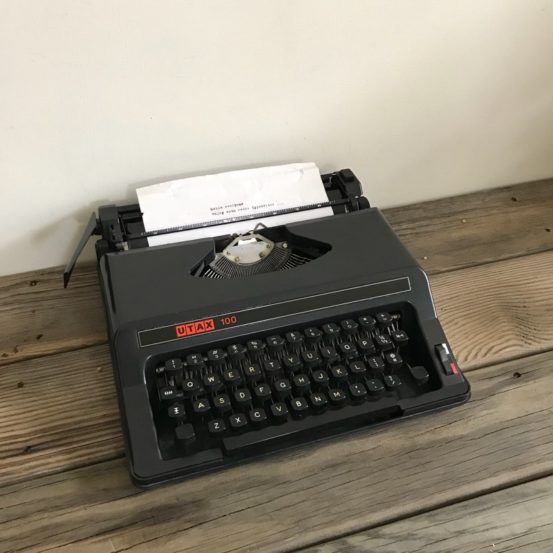 已讓藏～早期 義大利製 UTAX 黑色 打字機 機械式 老件收藏 陳列古道具