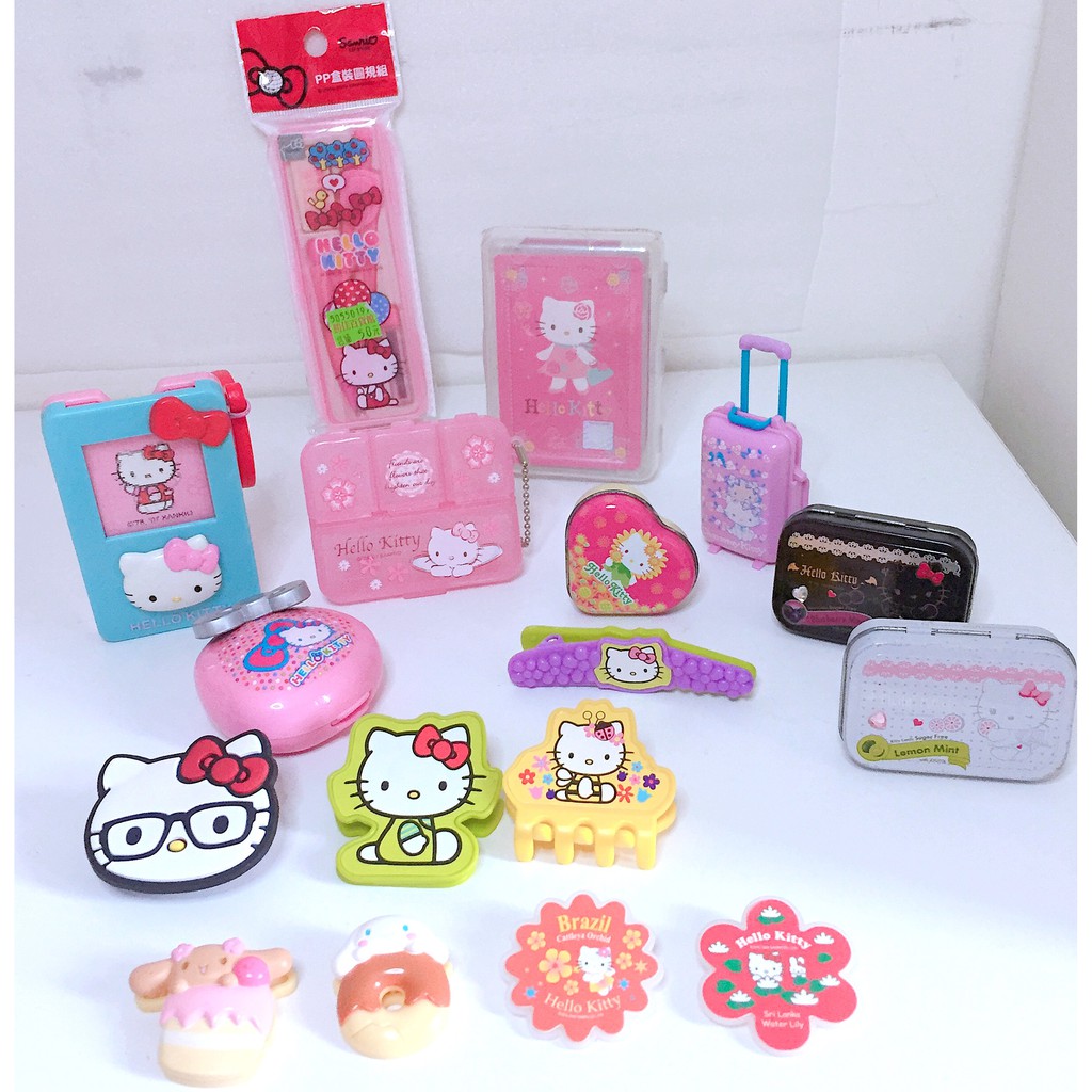 【卡樂猴小舖】【Hello Kitty】好康組合 -文具夾 玩具行李箱 鏡子 小鐵盒 4格收納盒 撲克牌 圓規組