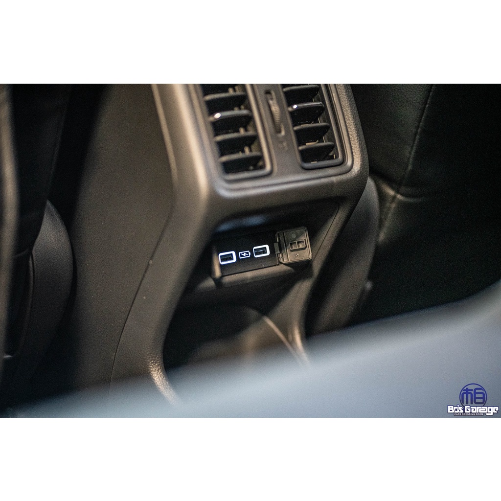 小柏車庫 - HONDA HRV 3代  日規原廠後座USB 充電器