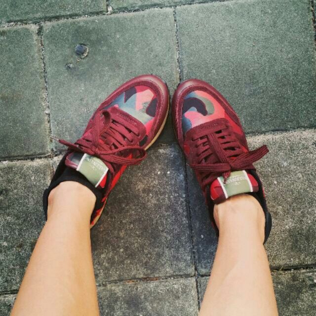 夏天要來了！Valentino經典鉚釘sneakers真皮紅色迷彩球鞋（直匯12999！）