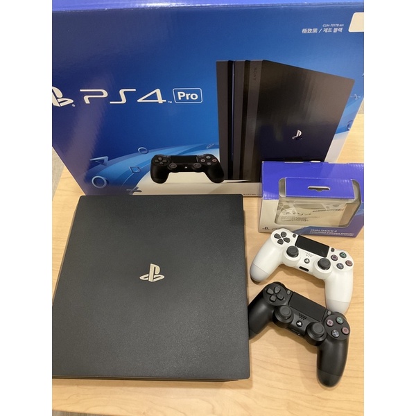 PS4 Pro主機 1TB 7017B 極致黑 &amp; 2隻原廠手把 (盒裝完整）