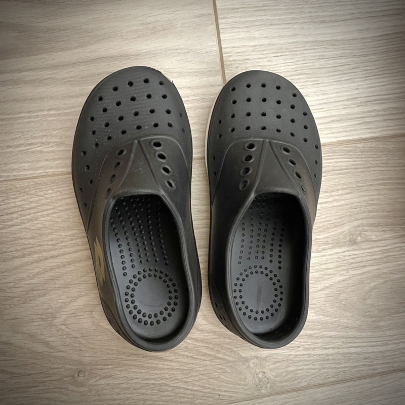 樂得Lotto台灣製小童防水洞洞鞋16cm/黑·95成新