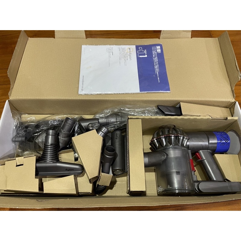 日本購 二手戴森Dyson V6 fluffy SV09 無線吸塵器 &lt;&lt;不含軟質碳纖滾筒吸頭&gt;&gt;（可含郵局運費）