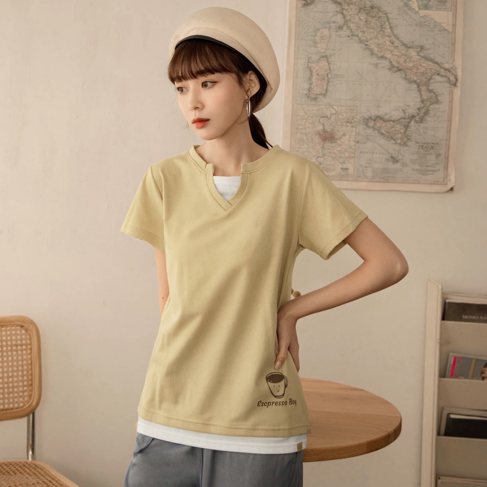 OB嚴選 咖啡廳家族．小V領假兩件濃縮小子印花短T 《KG1290》大尺碼/女裝/現貨