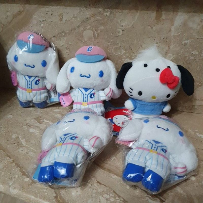 大耳狗 Hello Kitty 造型玩偶吊鍊 原價68O元