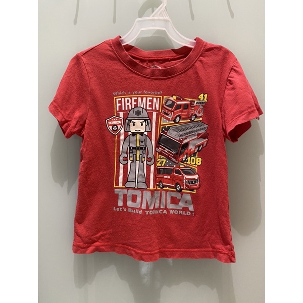 拍手Puzzle童裝 TOMICA TOMY 多美聯名紅色消防員消防車系列圖案短袖T恤，尺寸3-4歲、100-110公分