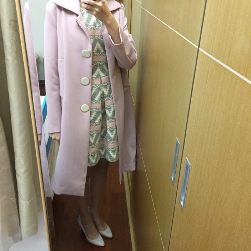 粉色長版荷葉邊風衣外套+毛料洋裝