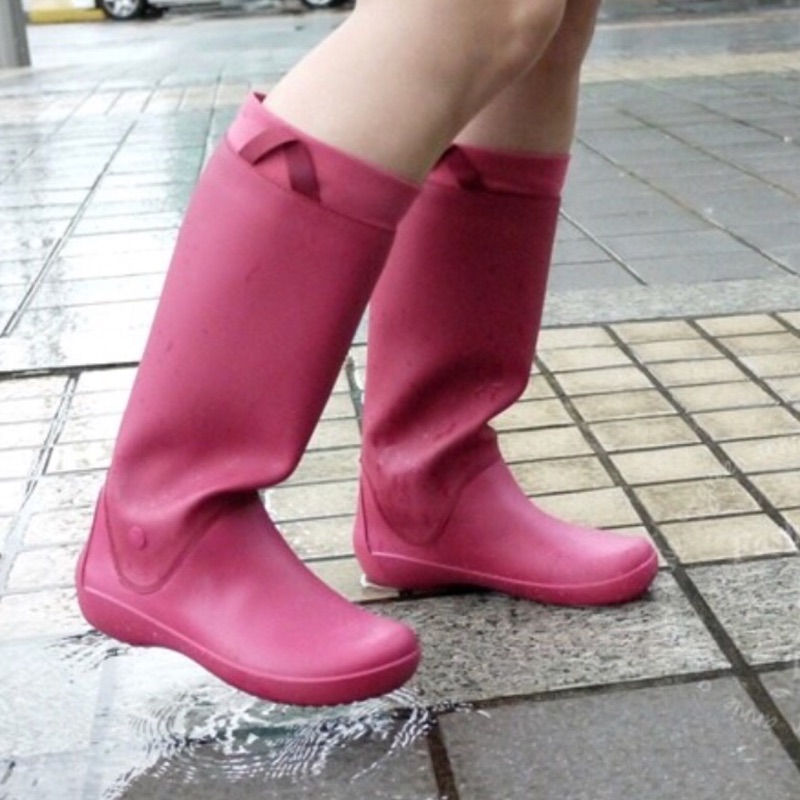 二手 crocs卡駱馳桃紅色時尚軟膠雨靴W6