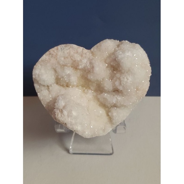 天然白水晶（細晶體）愛心雕件、擺件，205g，晶體雪白閃亮，滿滿的球花，附贈愛心架