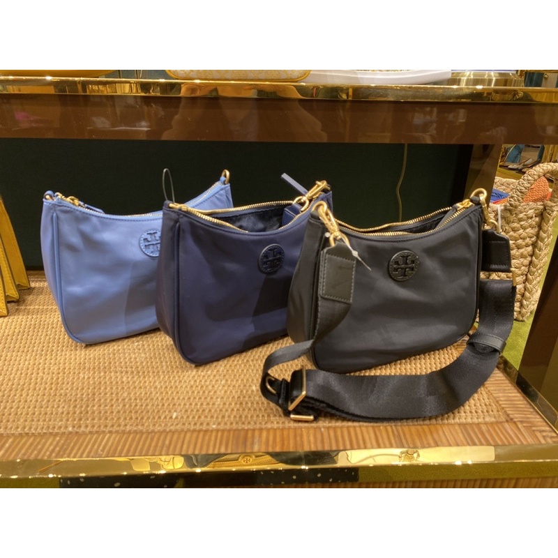 美國🇺🇸 Tory Burch web hobo 防潑水尼龍海軍藍簡約Prada 斜背包 肩背包 兩色 23/17/6