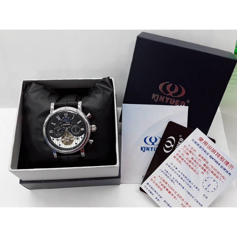 KINYUED 國王錶 鏤空機械錶 K0231黑 羅馬時刻男錶 真三眼陀飛輪 皮革錶帶 日月相 銀x黑  時間玩家