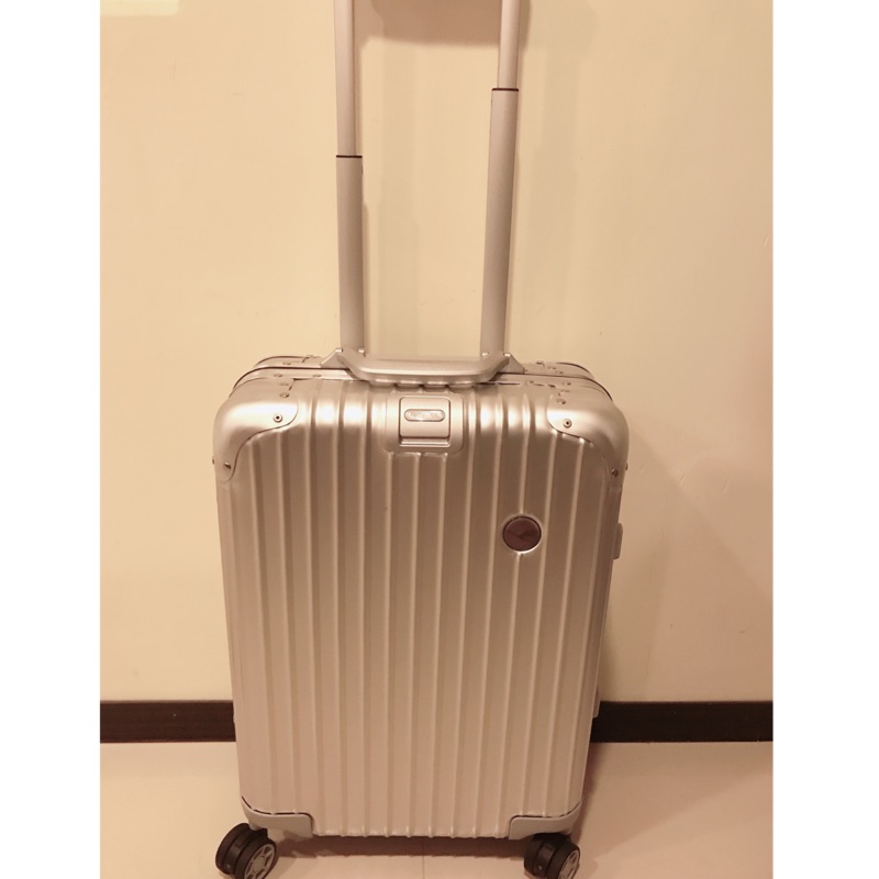 德國代買rimowa 舊款德航限定版topas鋁鎂合金的標準登機箱 銀色 珍藏已經過保固了 手提回來永安市場捷運面交佳