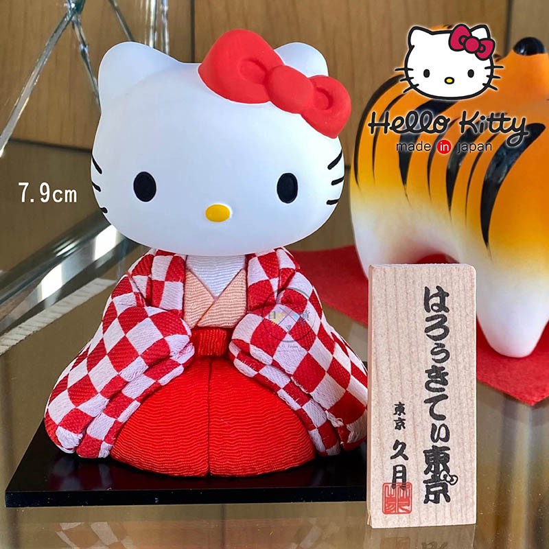 叉叉日貨 三麗鷗 Hello Kitty 凱蒂貓 陶瓷跪姿 穿和服公仔 紅格子 盒裝 日本製【KT49391】