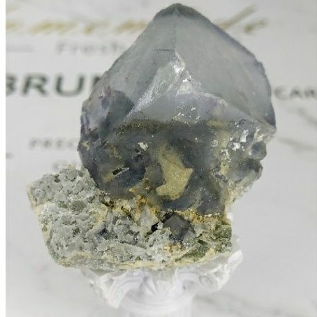 湖南瑤崗仙方塊藍螢石共生水晶黃銅黃鐵雲母石英整顆帶糖霜細閃 原石 原礦 73g