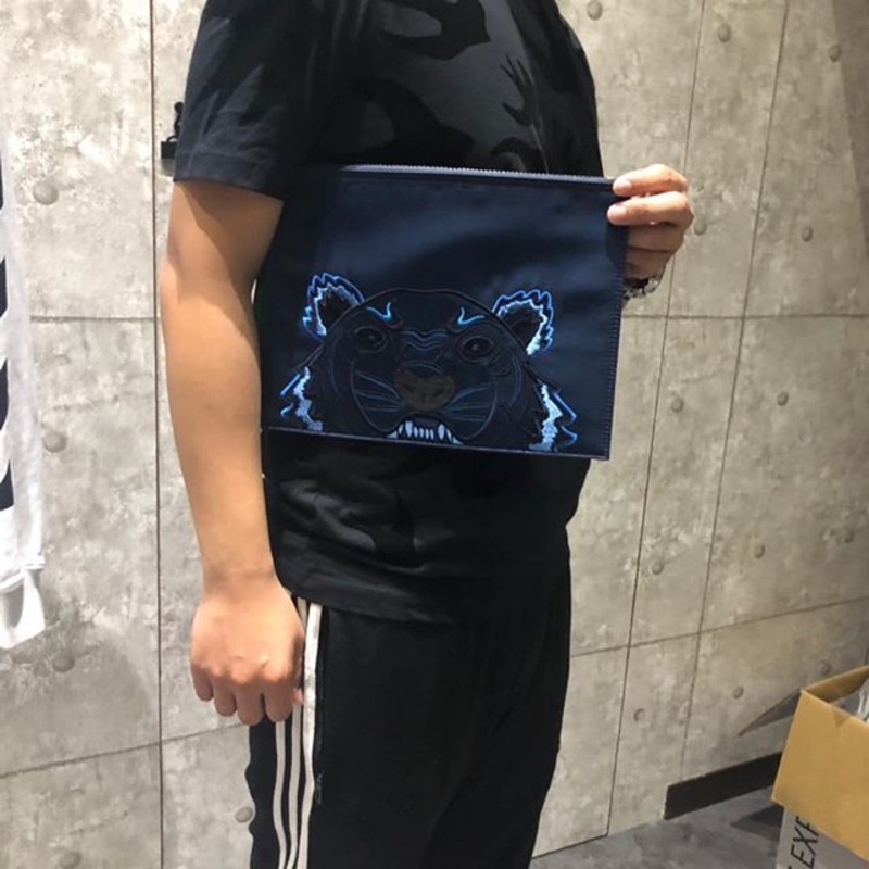 Kenzo藍色藍色刺繡Logo手拿包