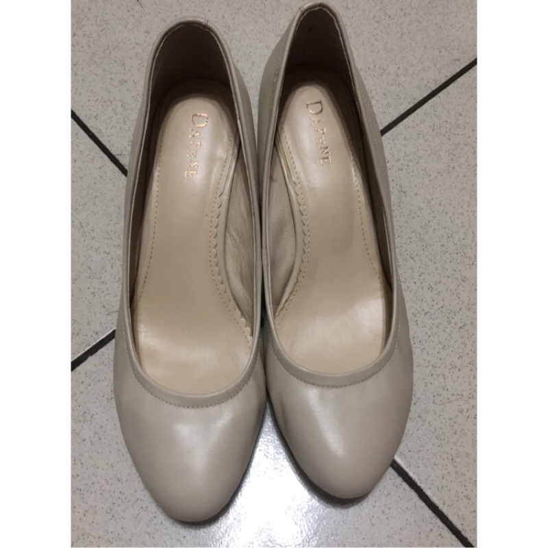 達芙妮 Daphne 象牙白楔型鞋 （size: 24.5)