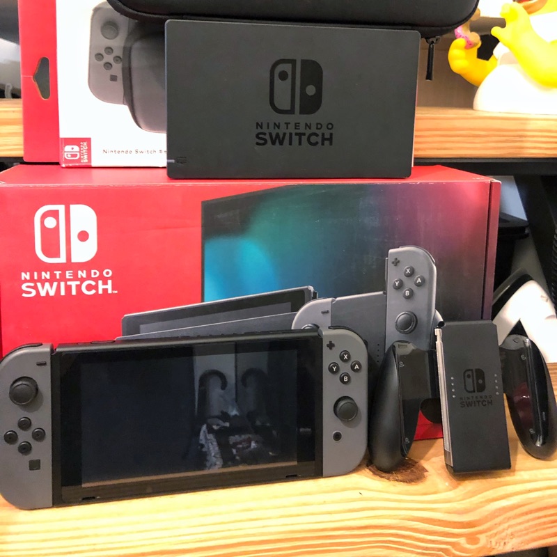 9.5成新 任天堂 Switch 2019保固內電池加強版主機 台灣公司貨、附贈任天堂主機保護包、已貼玻璃保護貼