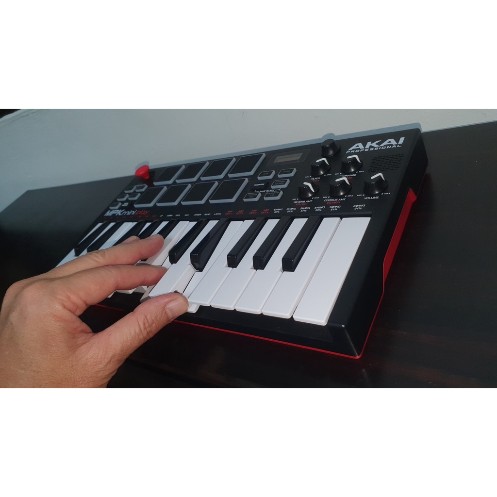 AKAI MPK MINI PLAY打擊板控制琴  (二手)