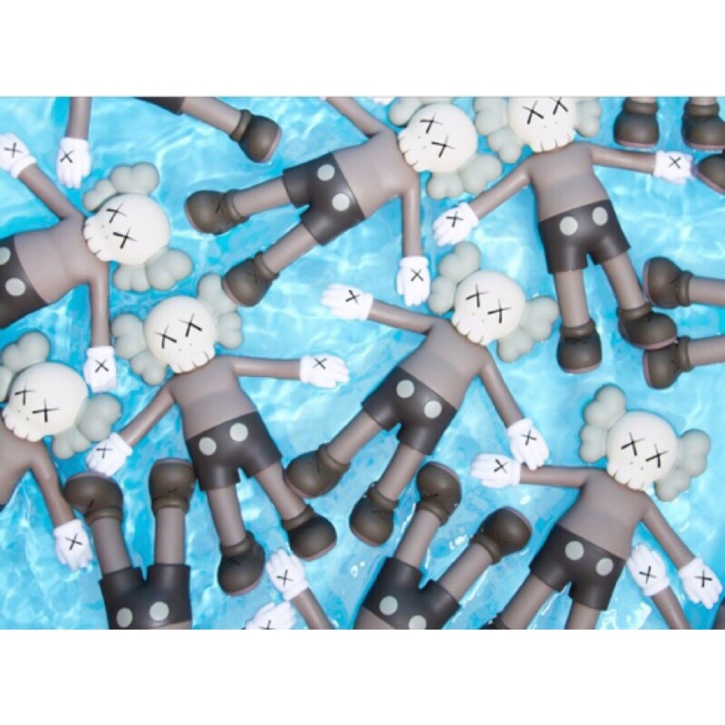 KAWS HOLIDAY BATH TOY 8.5 寸 浮水 公仔 BFF small lie